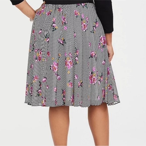 Torrid Midi Chiffon Floral Skater Skirt Torrid Size 2x - Picture 4 of 12